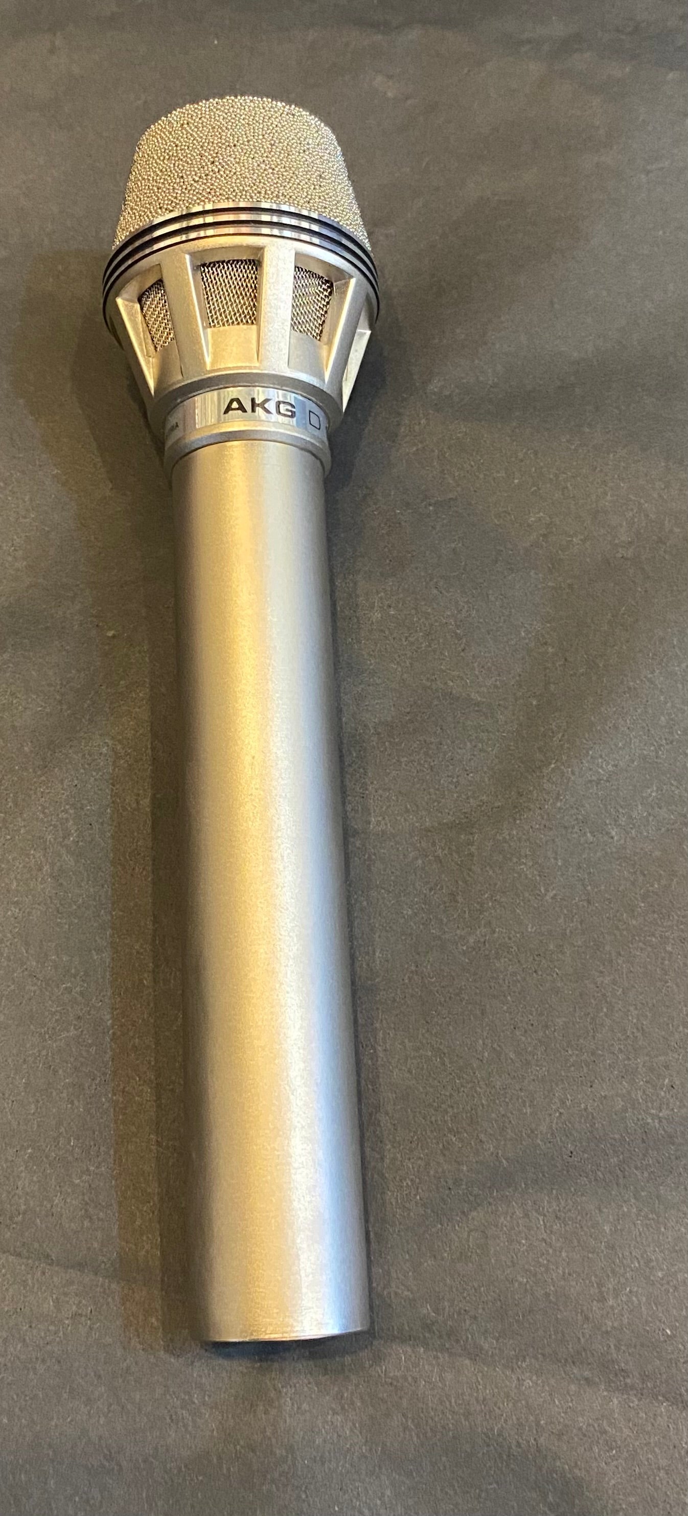 Vintage AKG D190E Cardioid Dynamic Microphone - Excellent Condition with Original Box & Clip