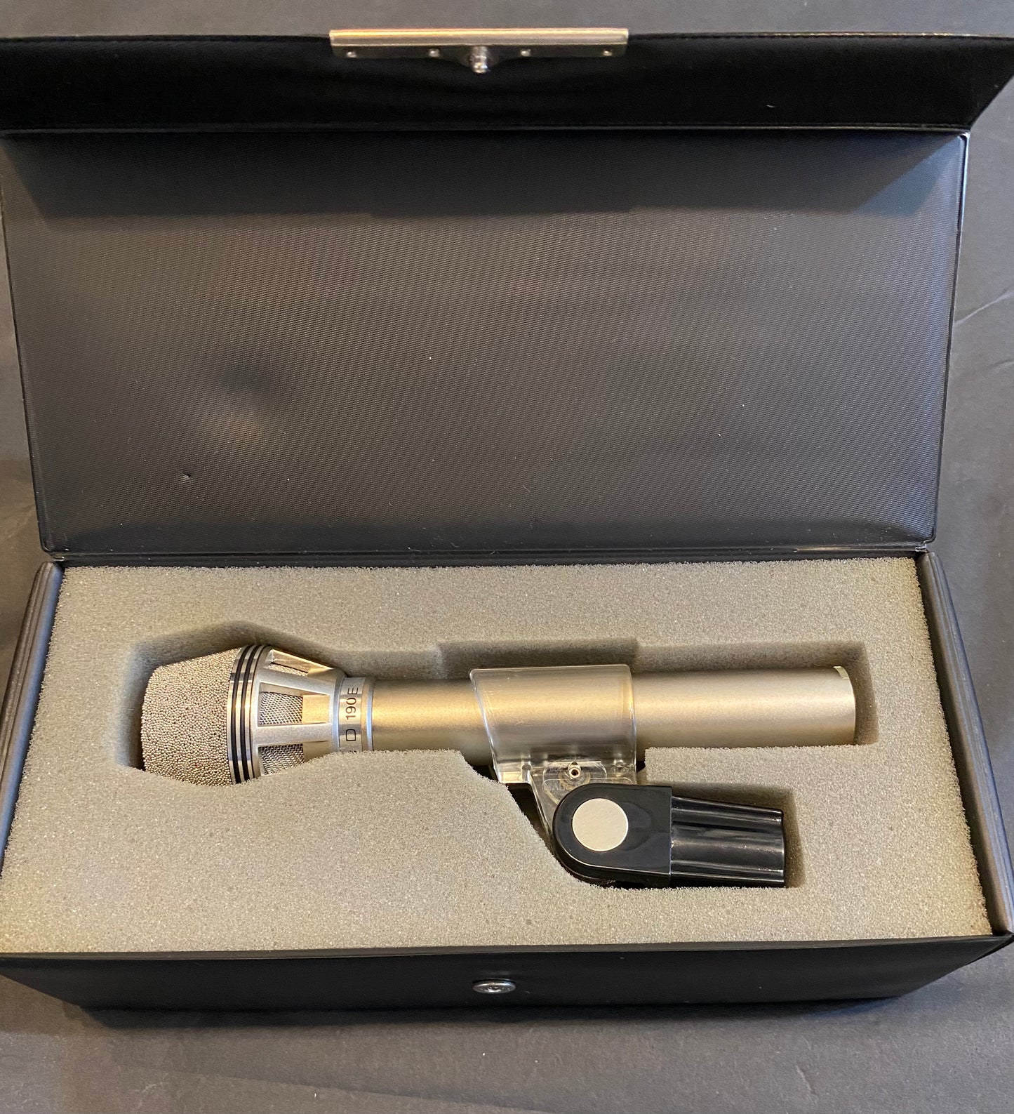 Vintage AKG D190E Cardioid Dynamic Microphone - Excellent Condition with Original Box & Clip