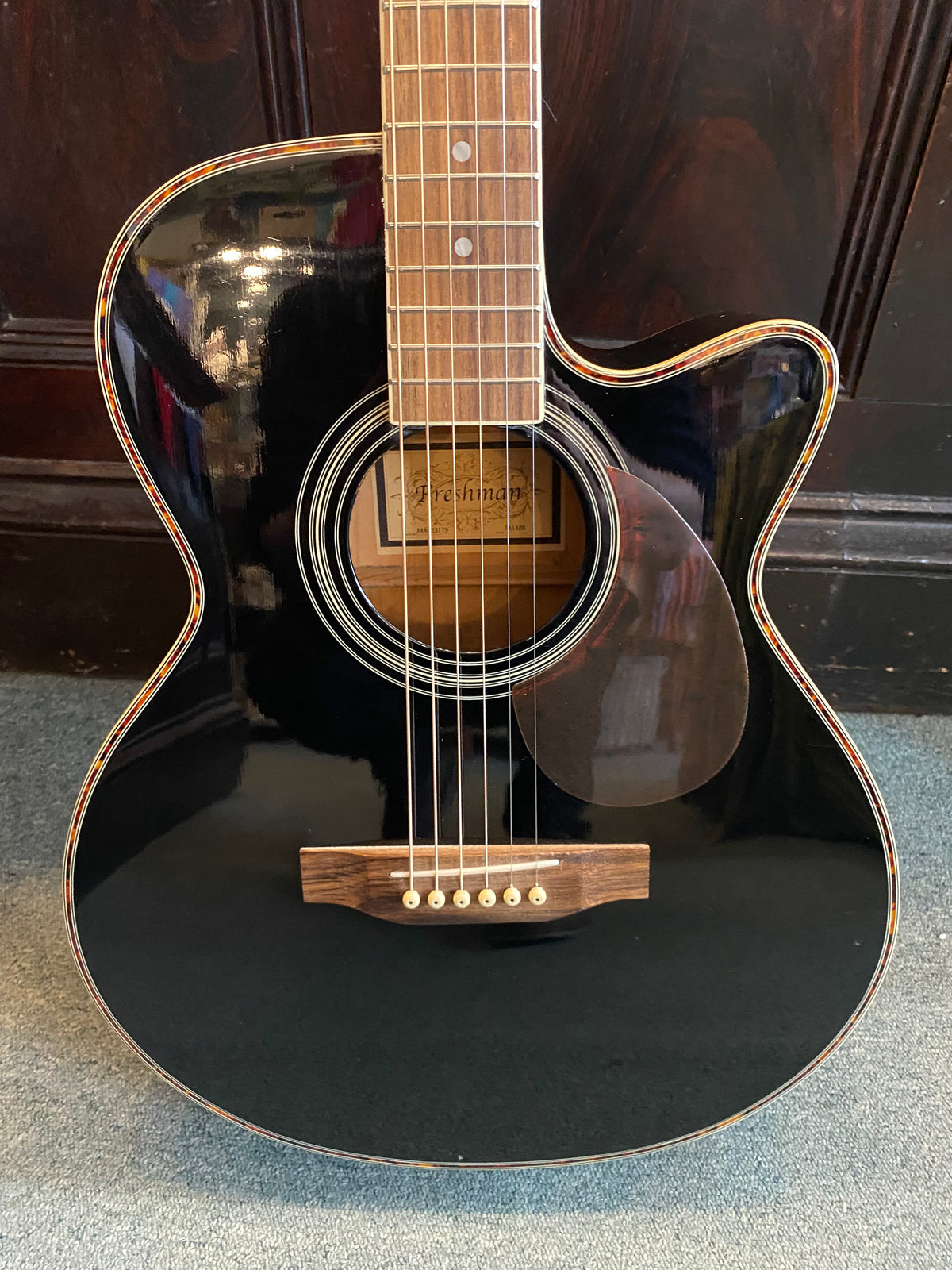 Freshman FA1ABK Electro-acoustic cutaway guitar