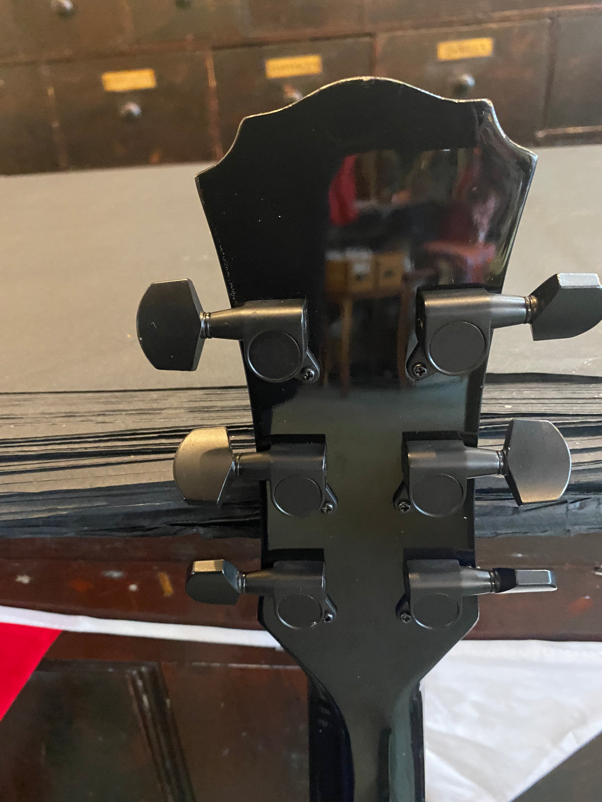 Freshman FA1ABK Electro-acoustic cutaway guitar