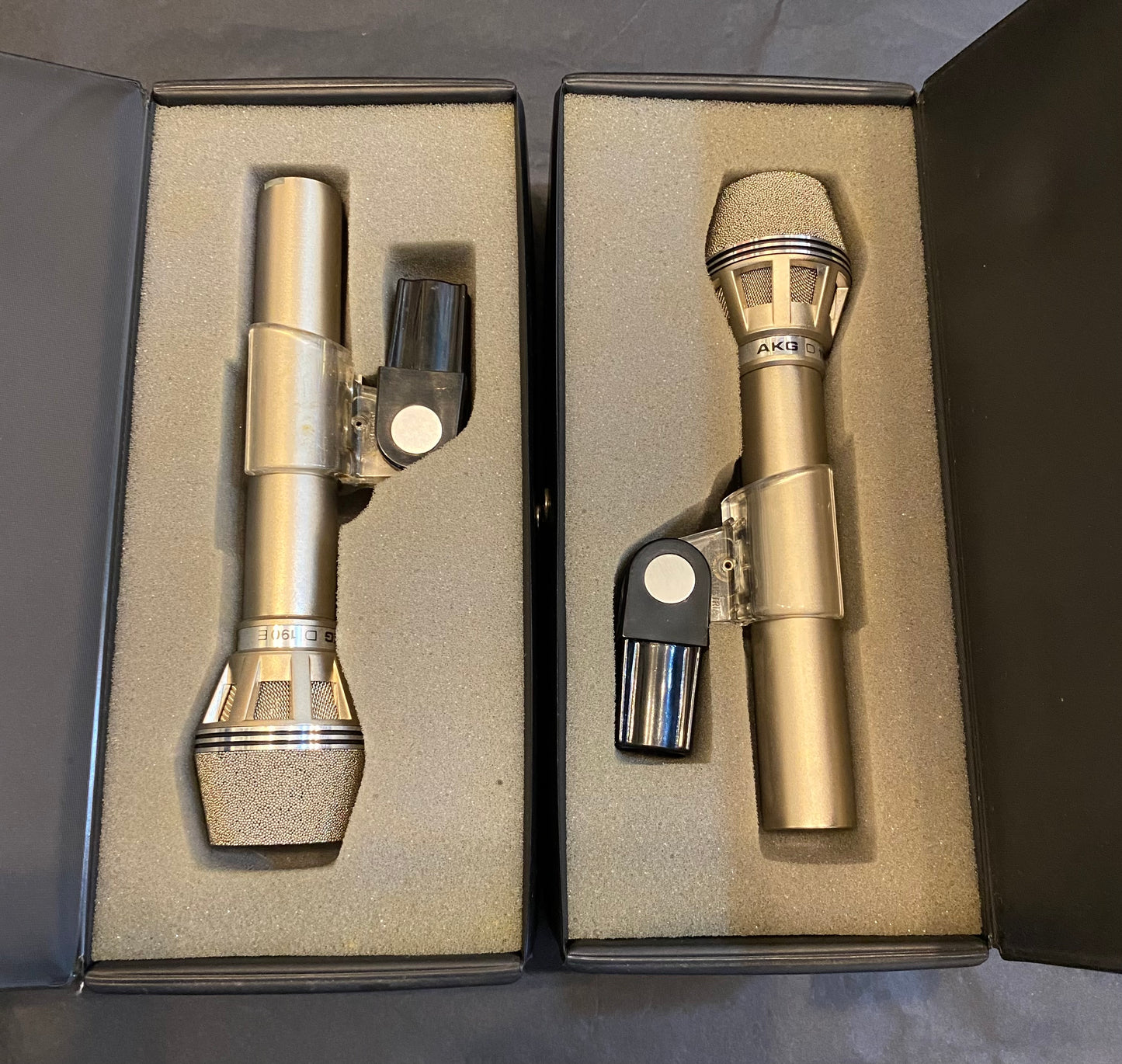 Vintage AKG D190E Cardioid Dynamic Microphone - Excellent Condition with Original Box & Clip